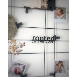 Metallschriftzug "rooted in the Lord"